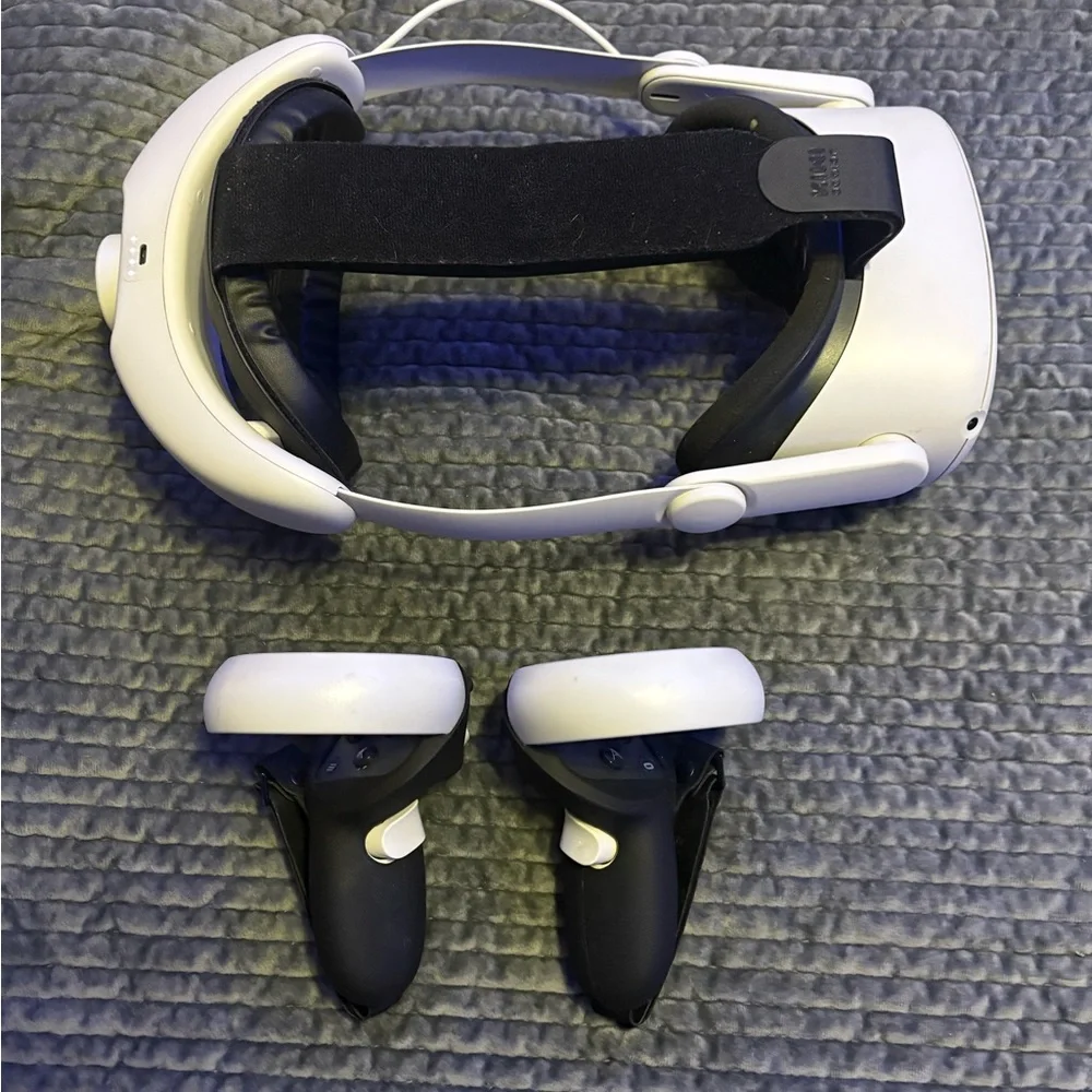 Oculus Black and White VR Controllers and Sensors